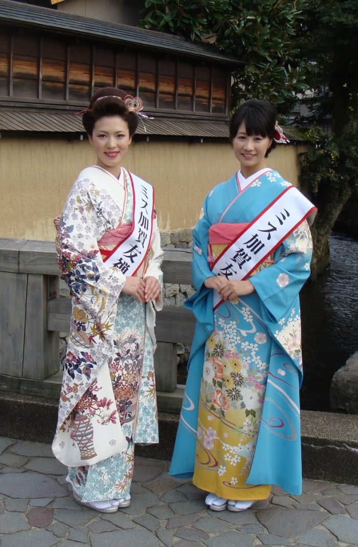 日本女人的传统服饰就是和服,从古至今,和服至今是日本女人最喜欢的
