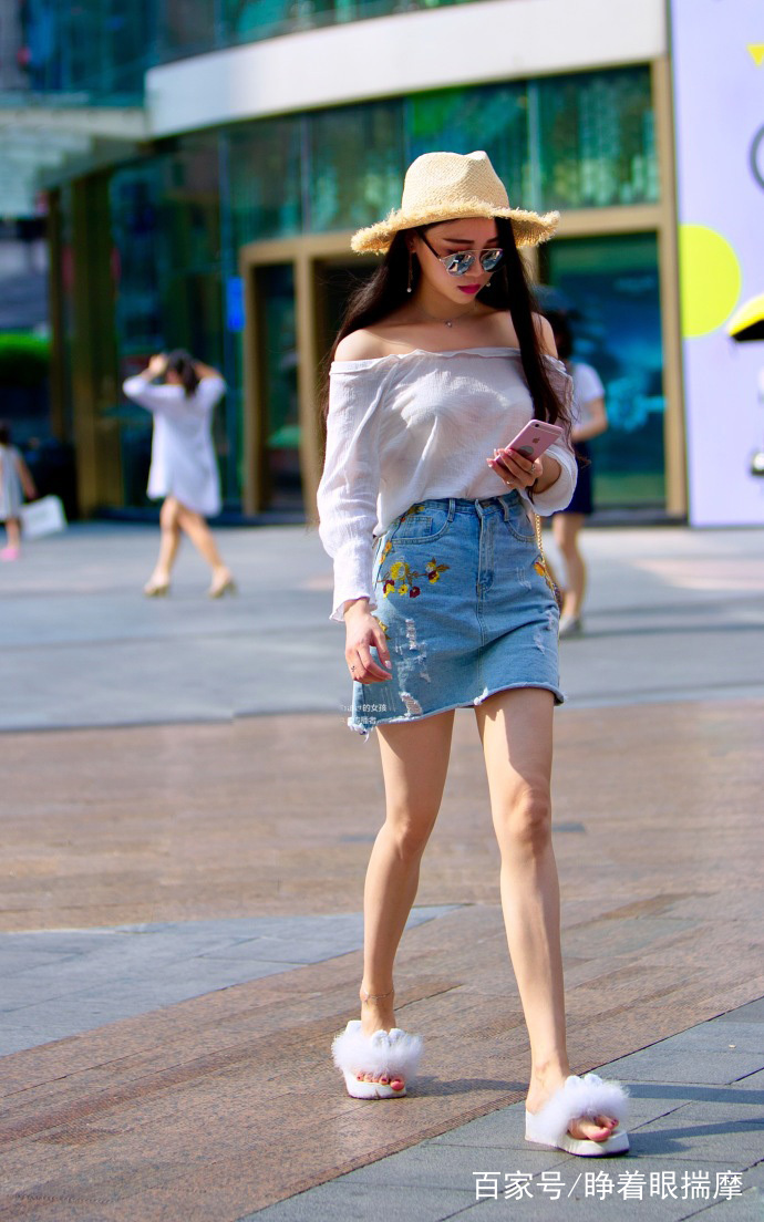 街拍吊带低胸的女郎隐约可见的凹凸线条十分漂亮