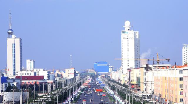 内蒙古的省域中心城市, 也是内蒙古最大的交通枢纽城市