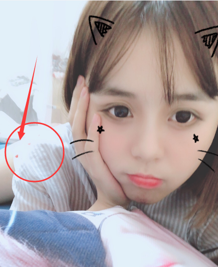 斗鱼最萌女主播纳豆晒出一组睡衣照,网友开始表演真正的观察力!