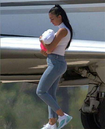 c罗2任女友都当妈 伊琳娜带女儿逛街 乔治娜抱女儿走下私人飞机