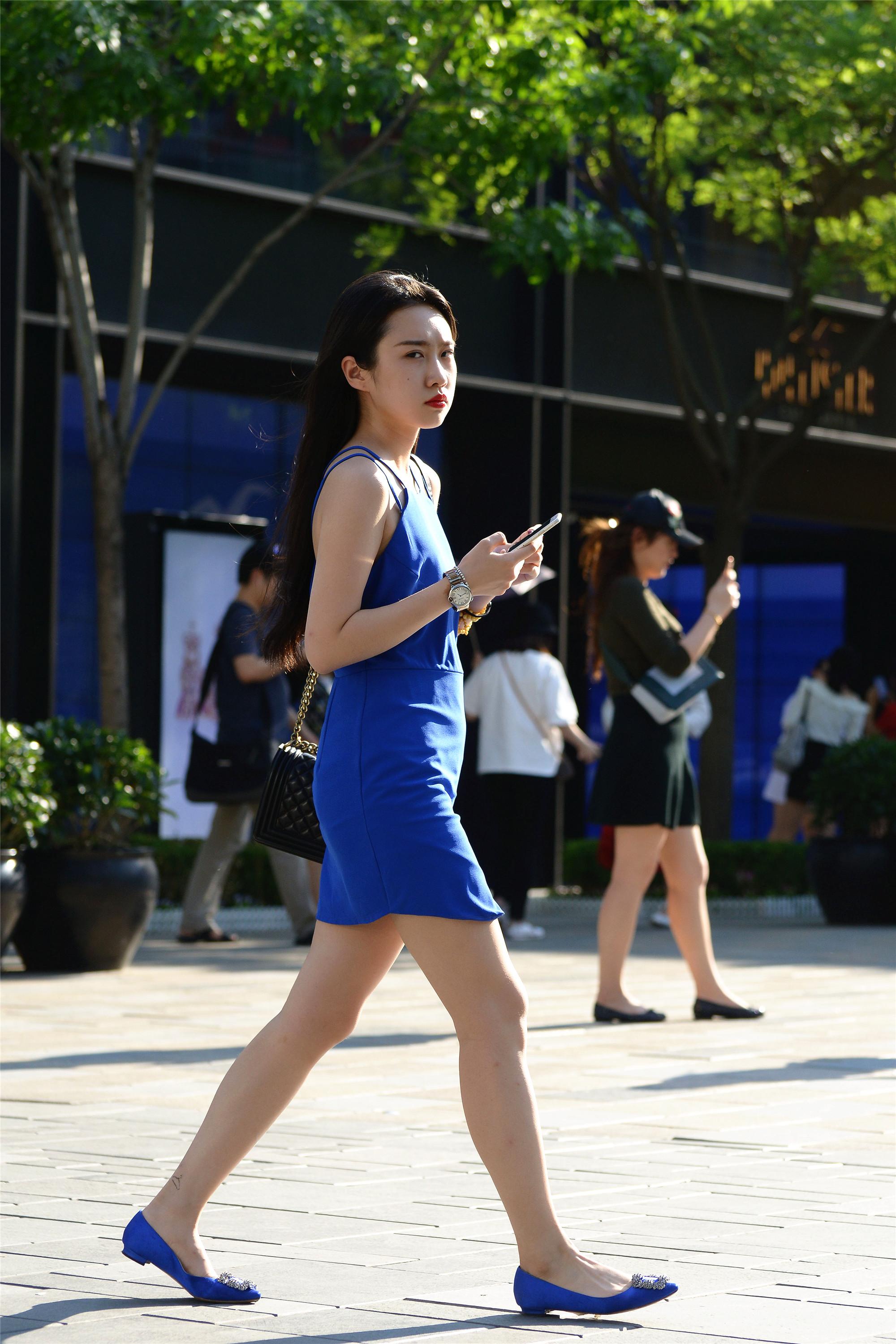 穿平底鞋逛街的姑娘简单大方优雅自信