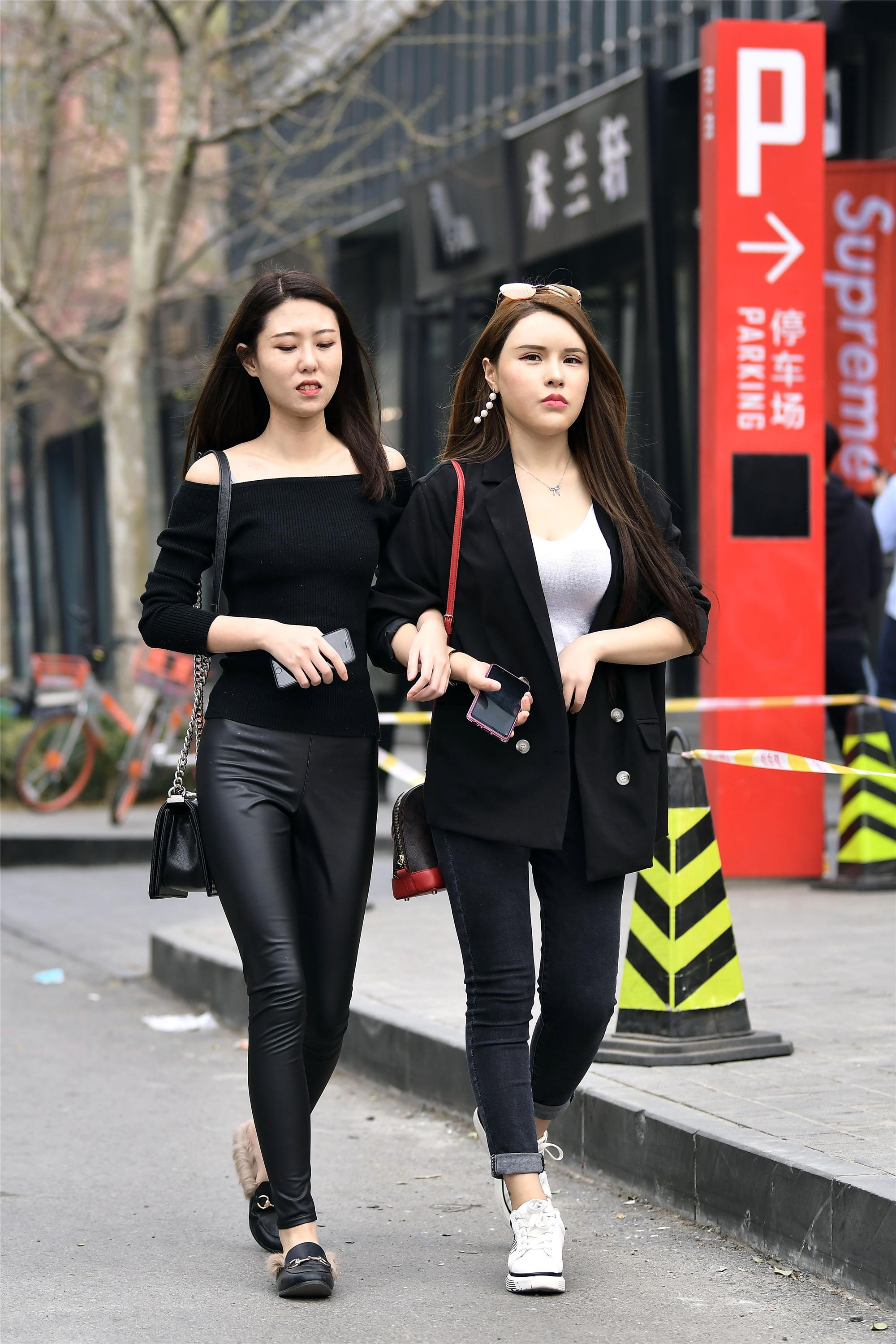 三里屯的姑娘为了展示自己的身材,选这样一款裤子,谁看了都说好