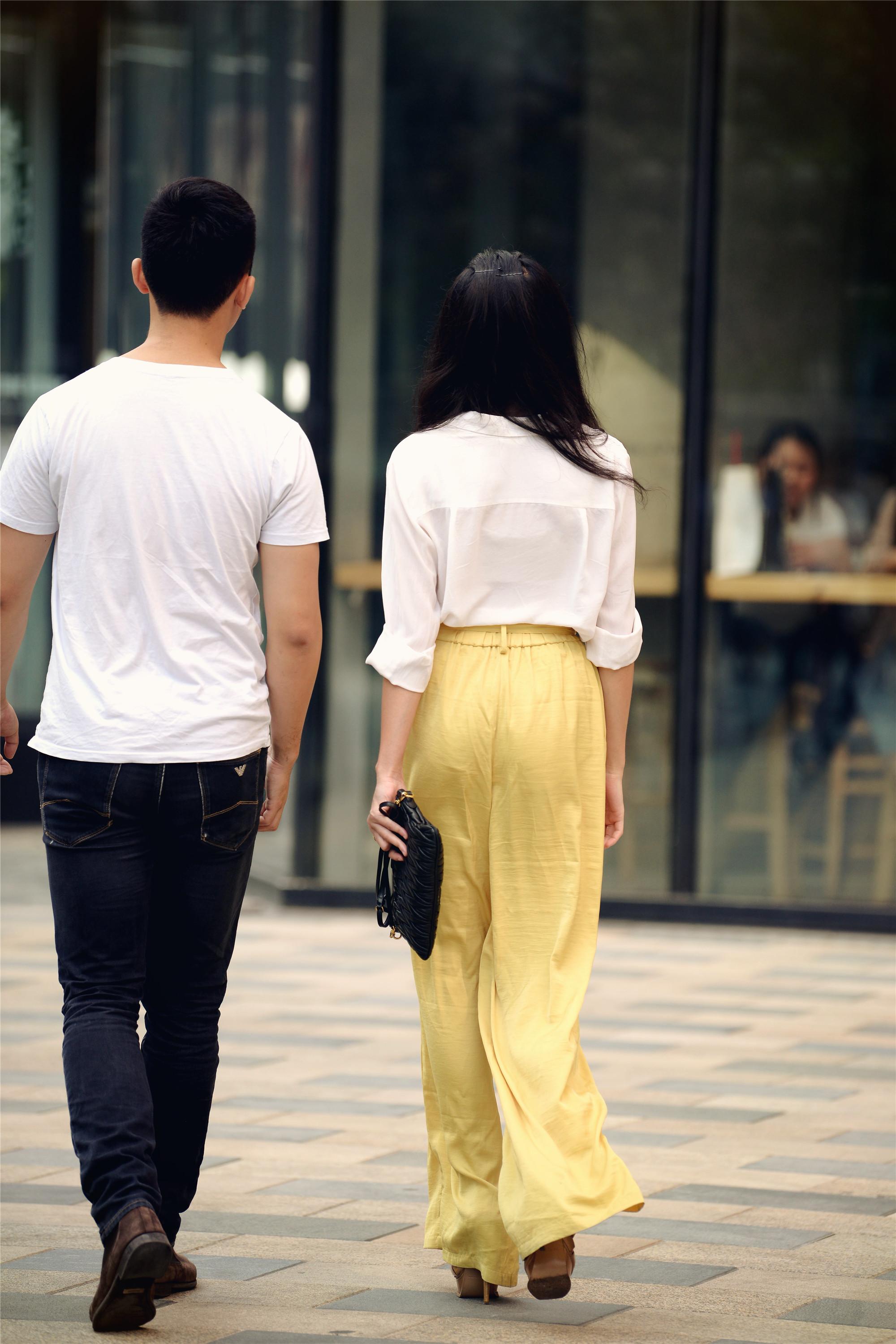 色彩斑斓的季节,是时尚美女用服装搭配出来的