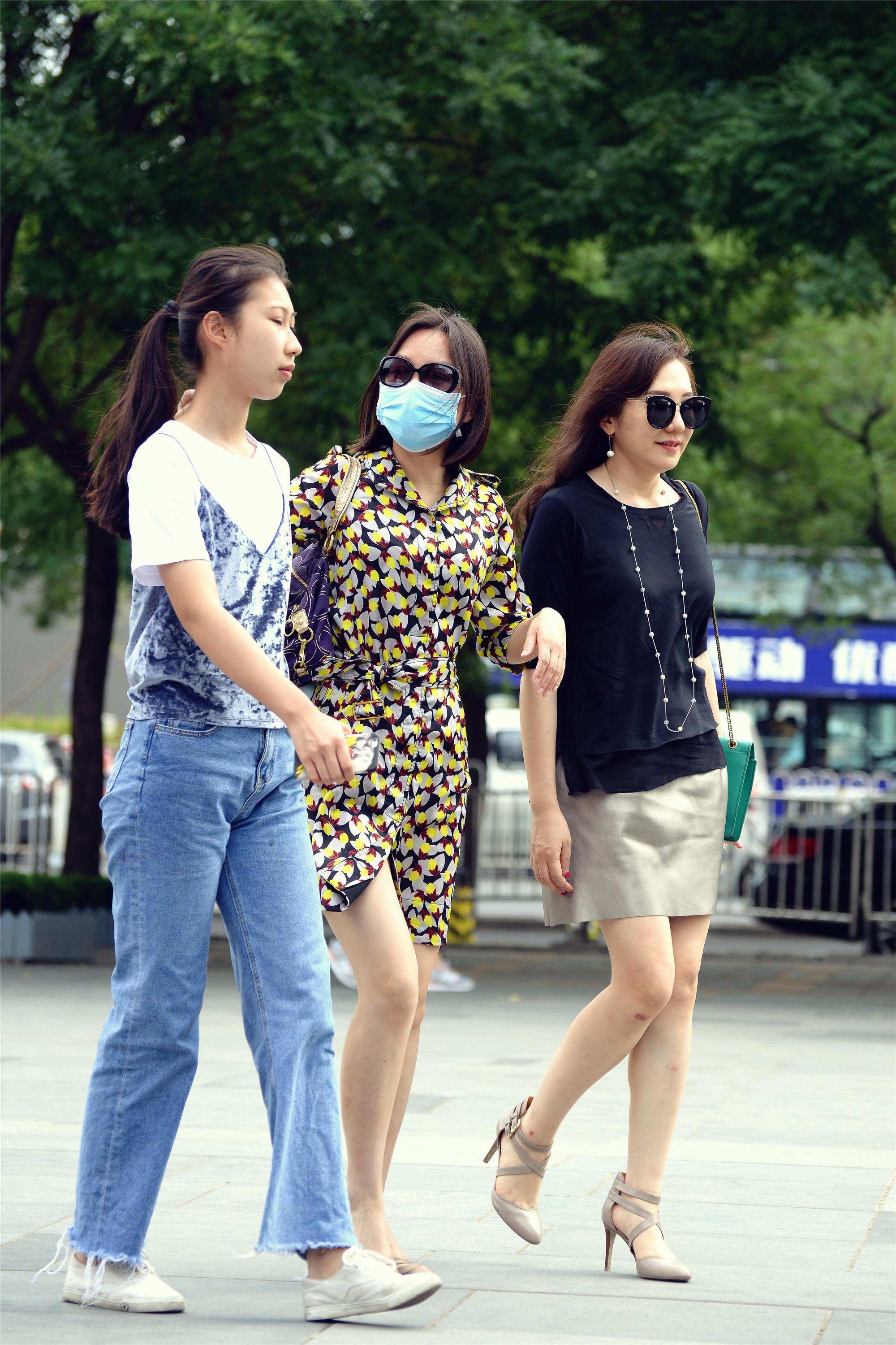 不同年龄段的三位闺蜜一起逛街,会不会有一场大戏呢?