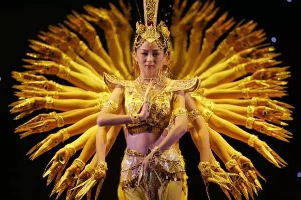 《千手观音》的领舞者就是邰丽华,事后节目组专门采访了她,才知道这位