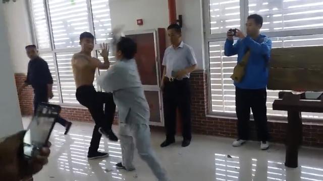 格斗狂人再次羞辱太极大师马保国，网友：我也能成大师