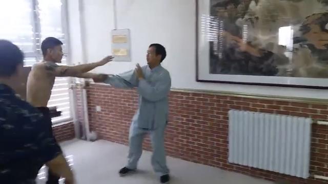 格斗狂人再次羞辱太极大师马保国，网友：我也能成大师