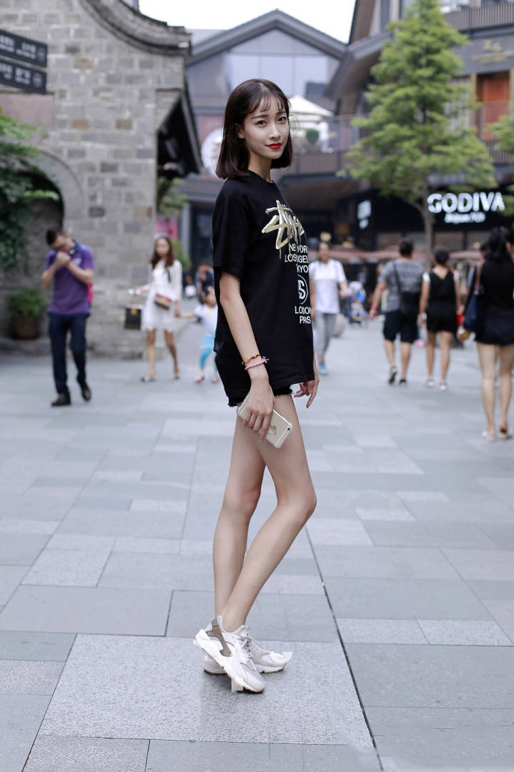 美女校花爱吃鸡空中乘务员97年身高173cm体重50kg喜欢玩吃鸡腿