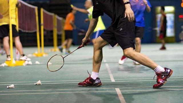 羽毛球捡球练习,担心损伤球片,试试尼龙球!