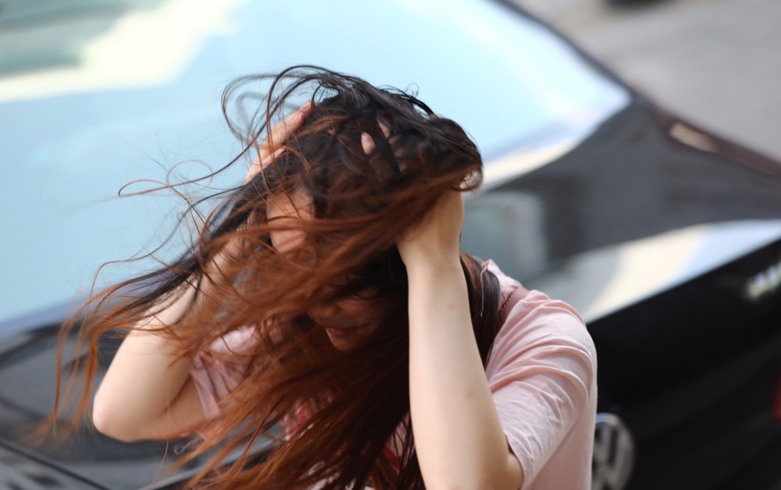 时尚的薄纱衬衫配上短裙,伴着风吹长发,为这一段青春时光打上时代印记