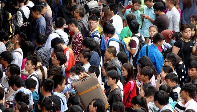 人满为患惊人的照片捕捉世界各地人们的日常交通