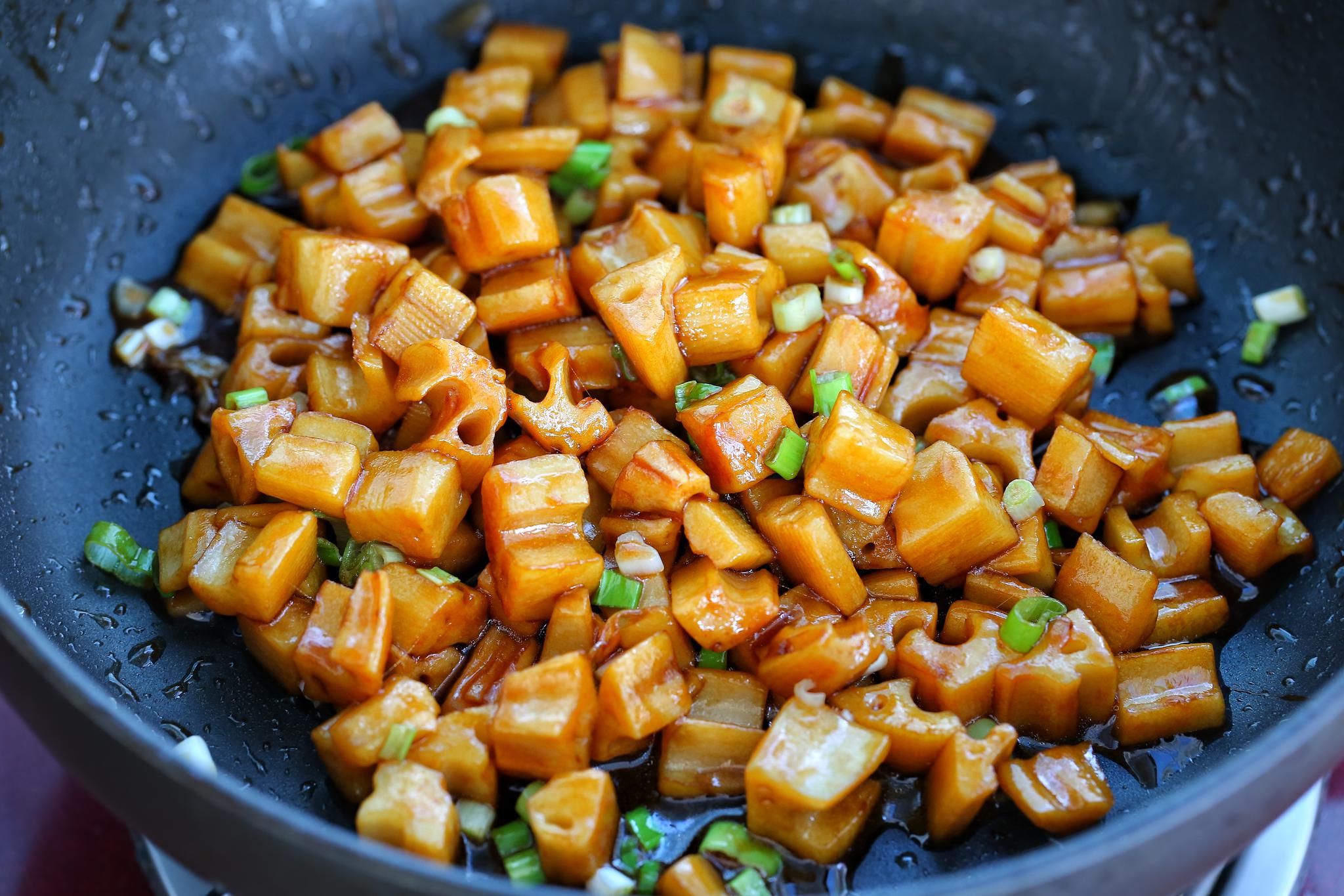 轻松几步就能做好这道糖醋藕丁,酸甜开胃,名副其实的"饭扫光"