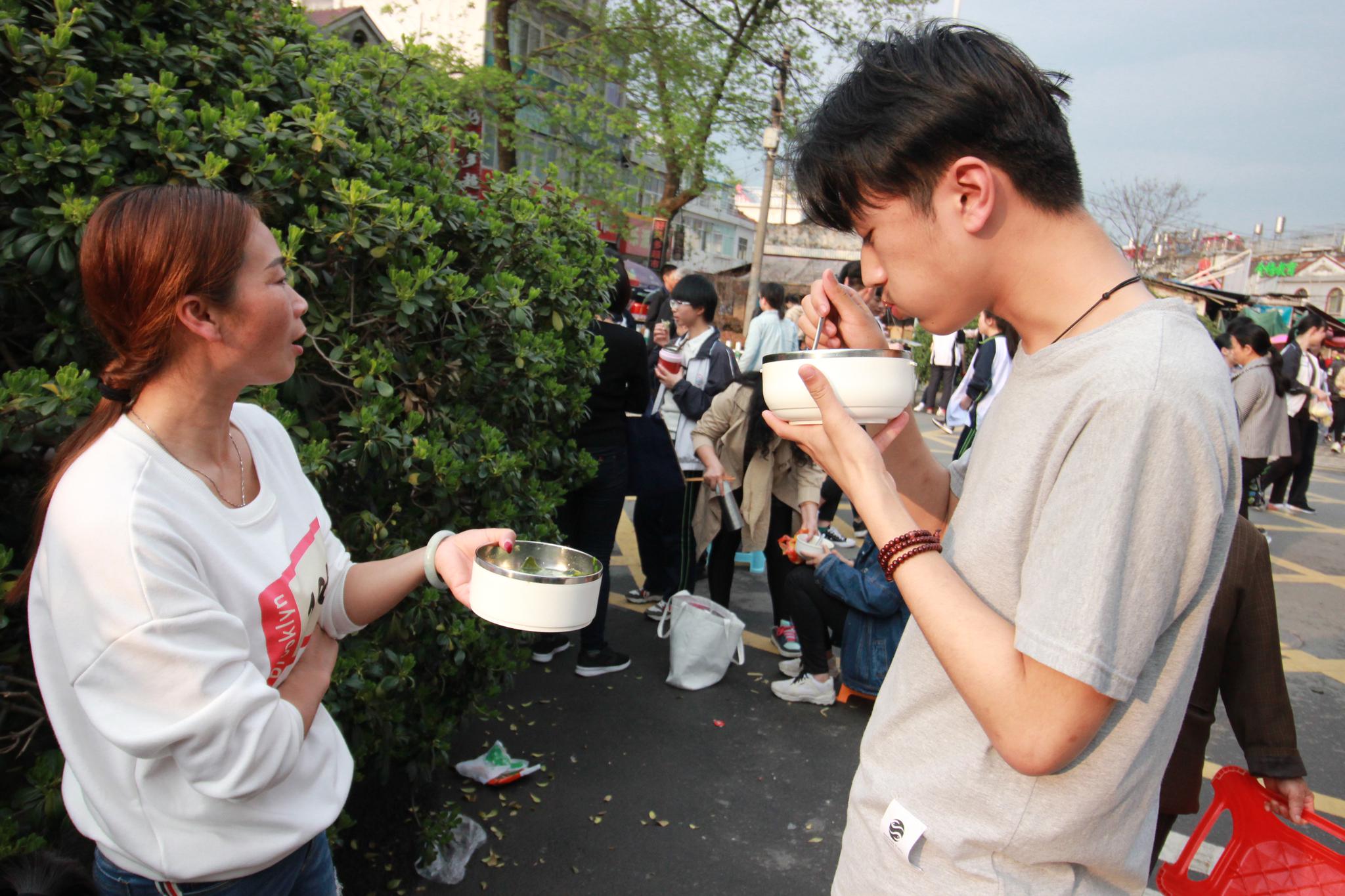 高考临近 毛坦厂中学家长送饭手当"餐桌"