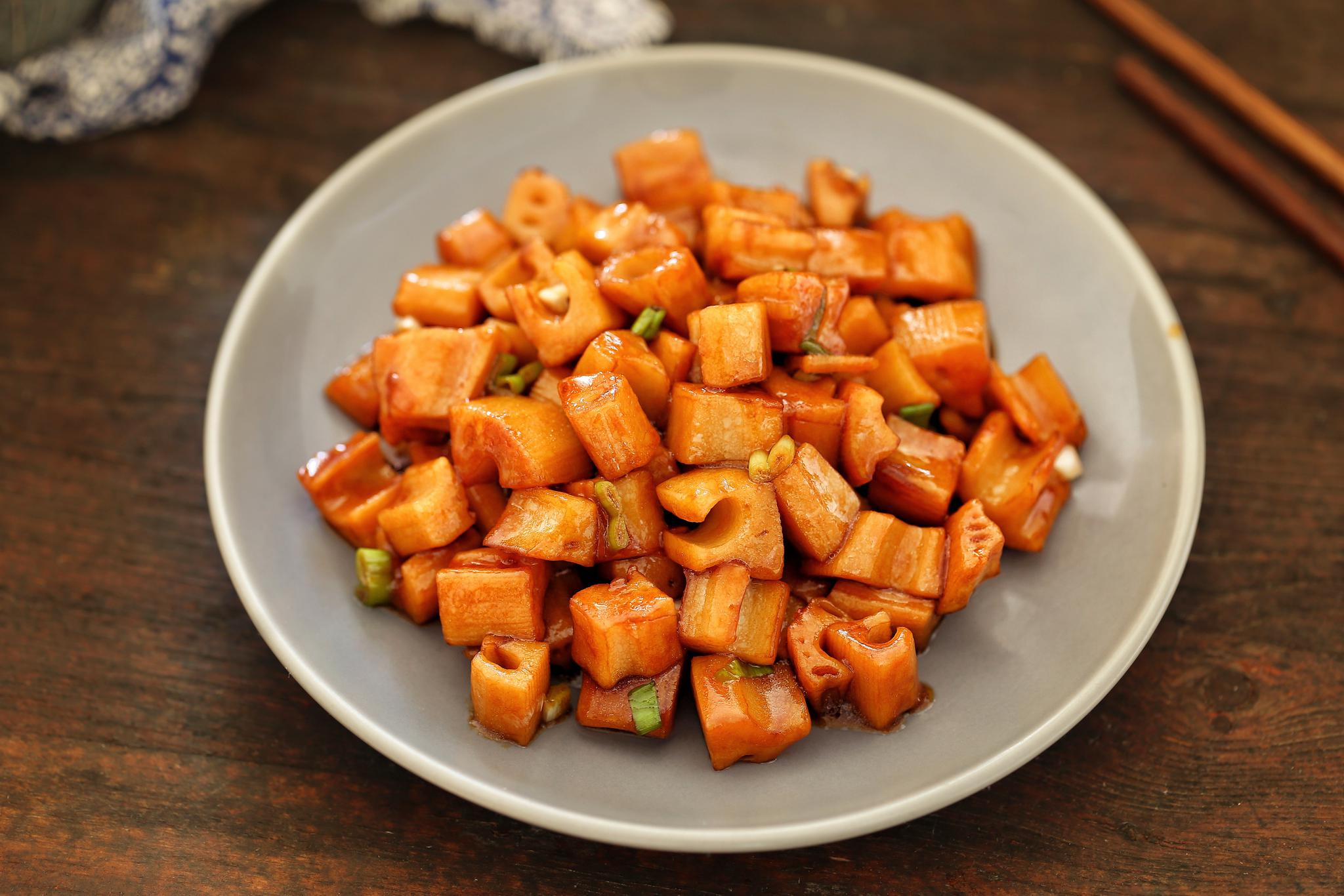 轻松几步就能做好这道糖醋藕丁,酸甜开胃,名副其实的"饭扫光"