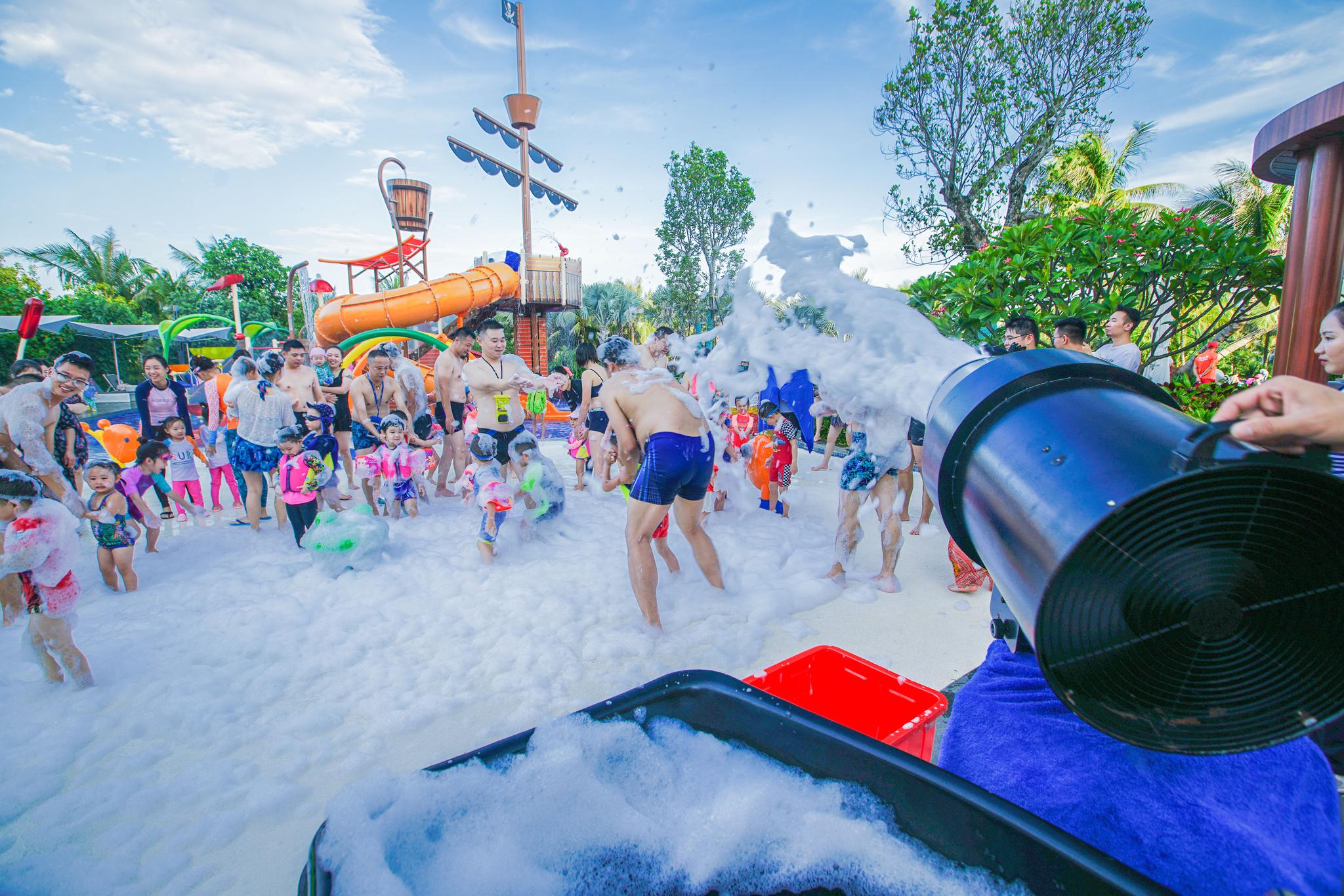 另外值得赞的是在泳池游泳圈,自行车,挖沙玩具,泡泡趴还有小火车观光