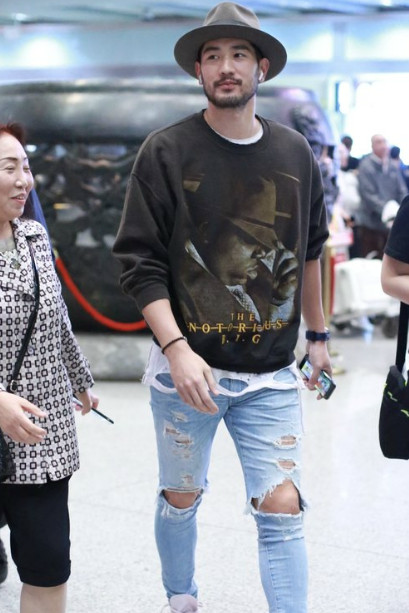 高以翔帅气现身机场这一身把大妈都给迷住