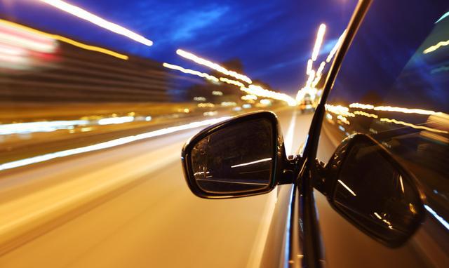 1,在高速上行驶一定要开启转向灯后再变线