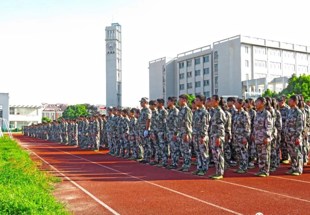 泰兴市第四高级中学新生送别教官击掌互勉