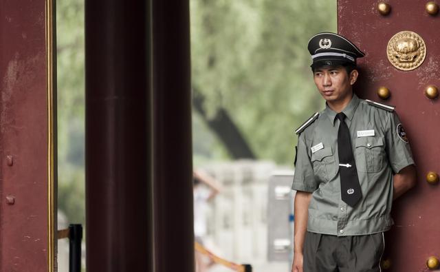 当保安小舅子想买房,老婆把六十万的银行卡给他,刷卡时他脚软了