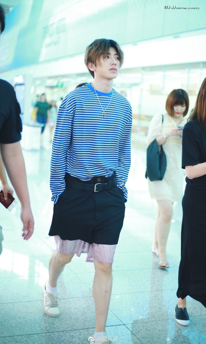 蔡徐坤现身济南机场这个发型太好看惹人喜爱网友美成一幅画