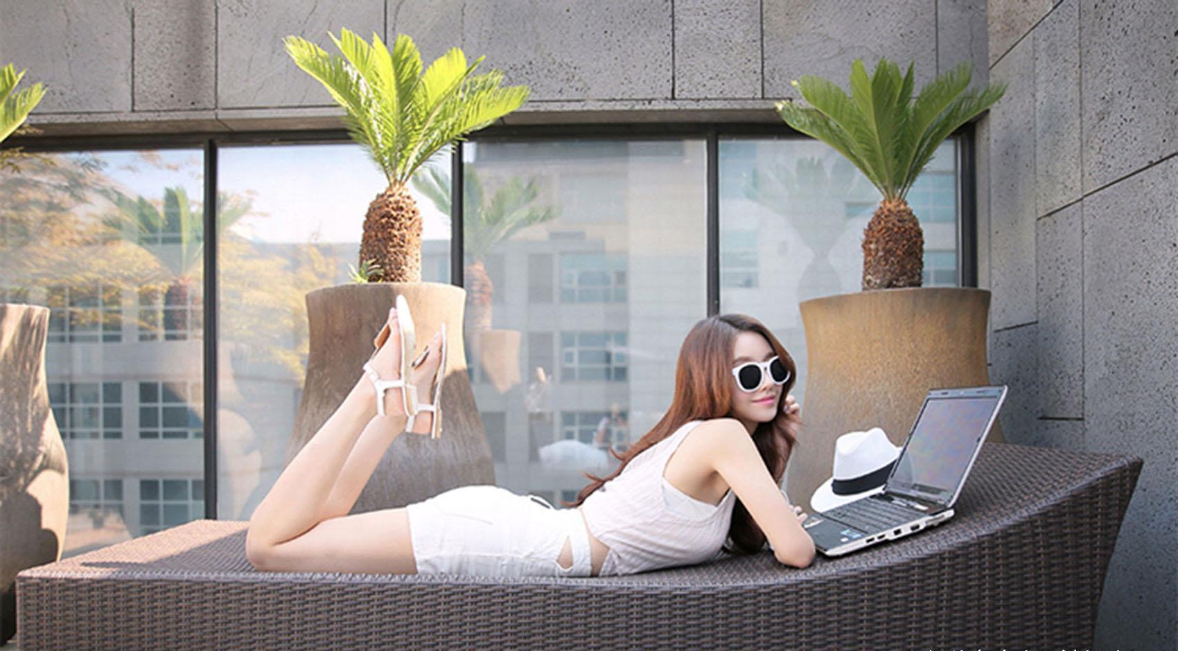 清新美女高跟鞋搭配短裤,纤细腿型衬托出高挑身材