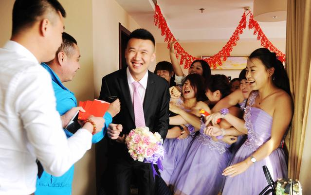 同事结婚,我在红包里放了张纸条,隔天上班他给我1000元!