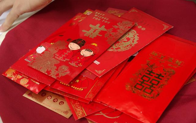 同事结婚,我在红包里放了张纸条,隔天上班他给我1000元!