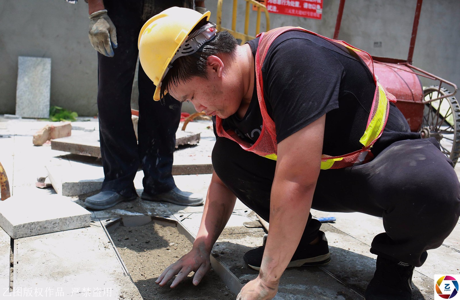 高温40c20岁小伙辍学街头卖苦力赚快钱救妹妹