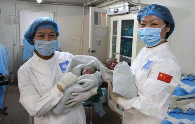 女子产下双胞胎,护士准备出门报喜,丈夫阻拦:不要说话