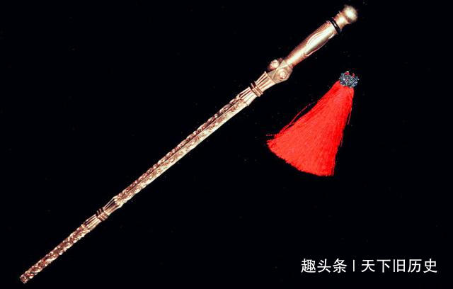 但二者皆是展现君王至高无上的权力,可唯独一个叫"金锏"鞭类冷兵器,让
