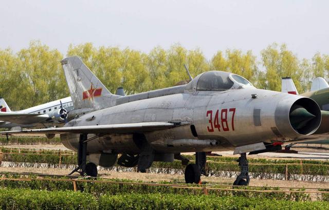 解放军空军退役的歼7战斗机都会去哪里呢?