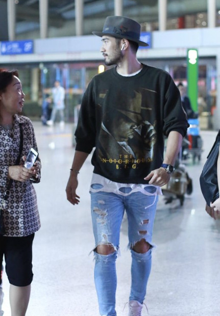 高以翔帅气现身机场这一身把大妈都给迷住