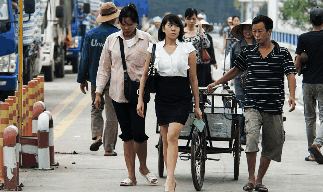 很多越南女人喜欢来中国做生意就在云南河口知道她们卖啥吗