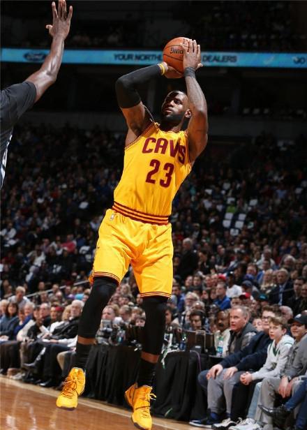 关键时刻就变准!詹姆斯本赛季关键三分什么水平?|骑士|唐斯|詹姆斯_新