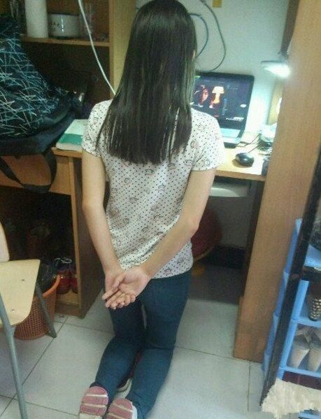 大学宿舍里有椅子,女孩非得要跪着看电视剧,难道是嫌弃椅子硬吗
