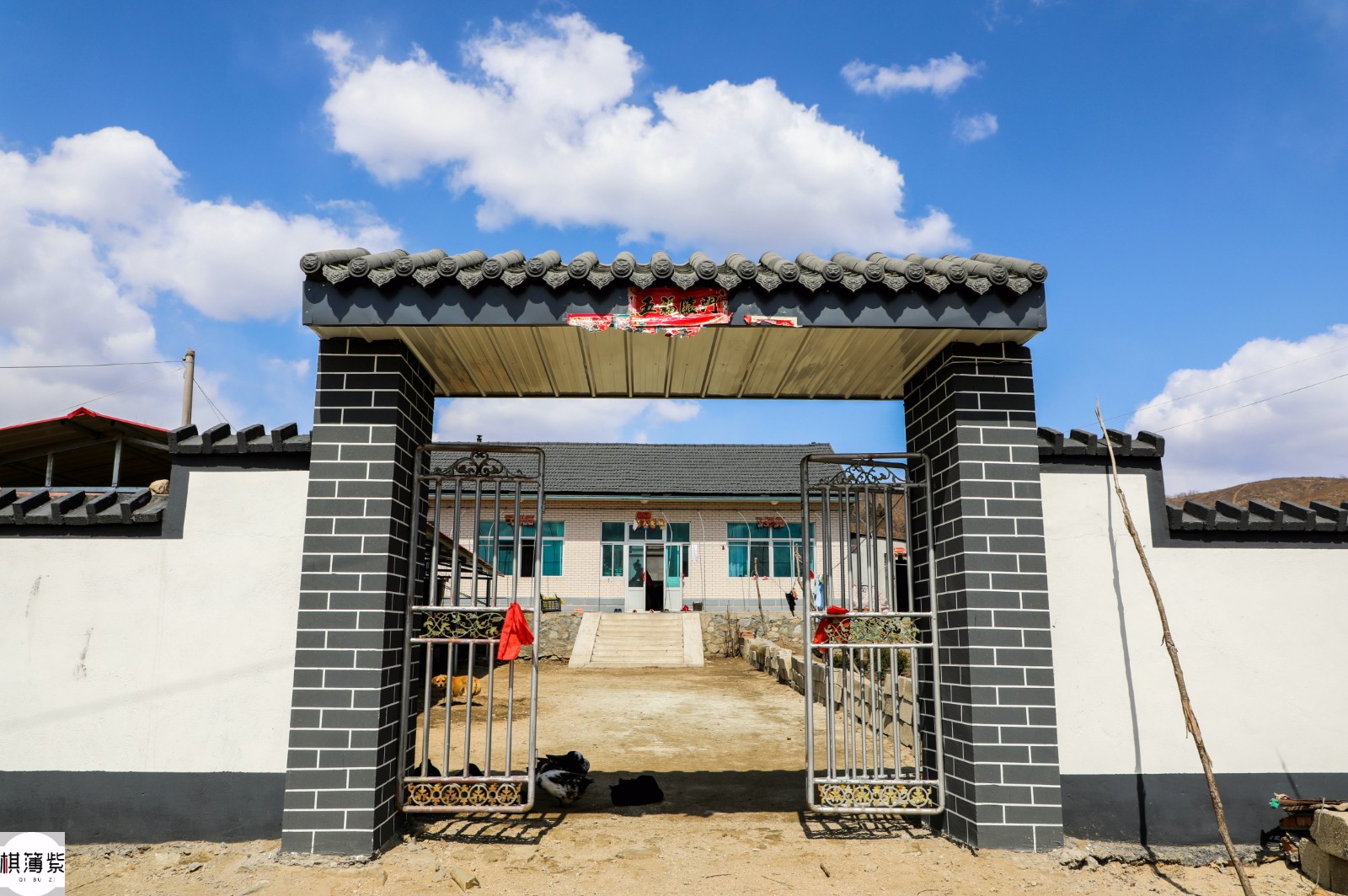 东北乡下新村庄,村民担心喷刷的青砖灰瓦会掉皮