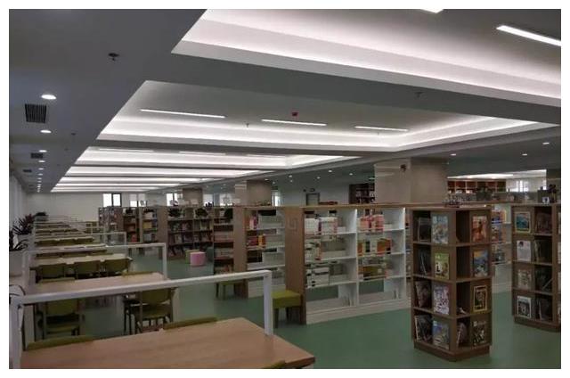 新城市图书馆的开放;近年来,开封市图书馆在市委,市政府的正确指点和
