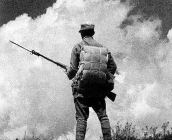 中国军人的背影,就像是一座山那样屹立着.哪怕前面枪林弹雨呢!