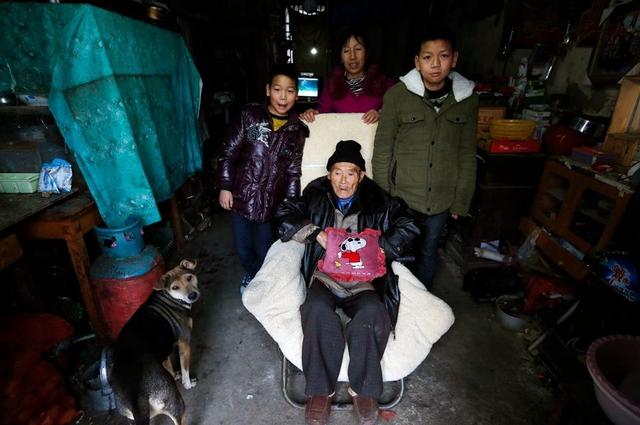 一对相差70岁的父子,儿子上学从来都不提父母是谁