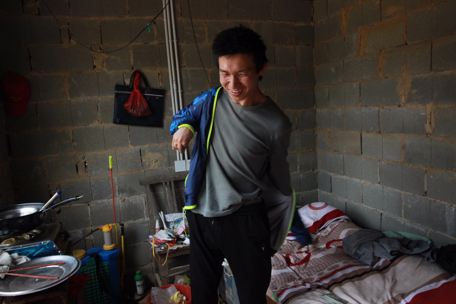 残疾男求职屡遭拒 回乡养鸡年入10万_新浪看点