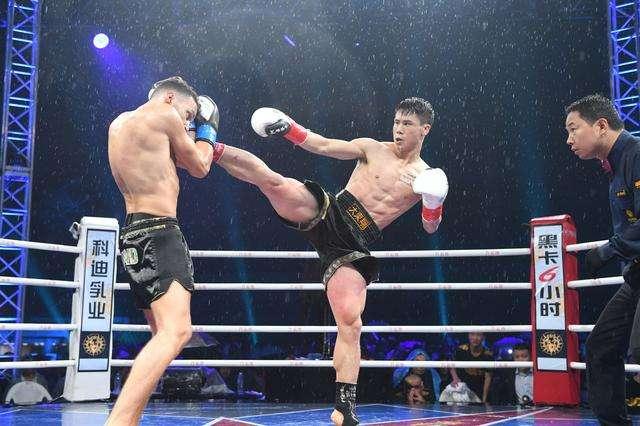 泰拳王考过招,但由于考在上个月被19岁的日本小将ko,世界排名一下滑落