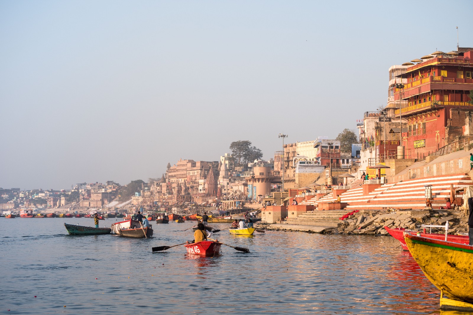 在河上看到了一个专业的摄影师,为了记录恒河的风景,带了特别专业的