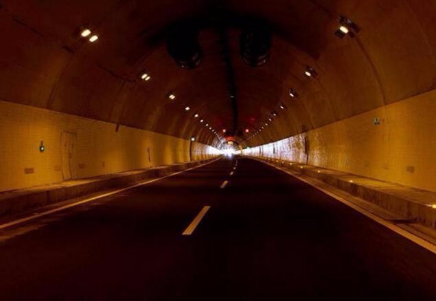 在隧道内,我们走左边好还是右边好?值得收藏!