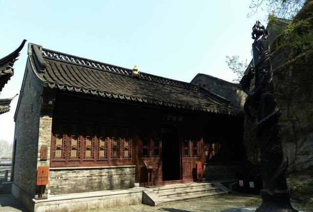"铁柱宫"的房子并不大,里面通过一些彩色泥塑,表现与镇江西津渡有关的