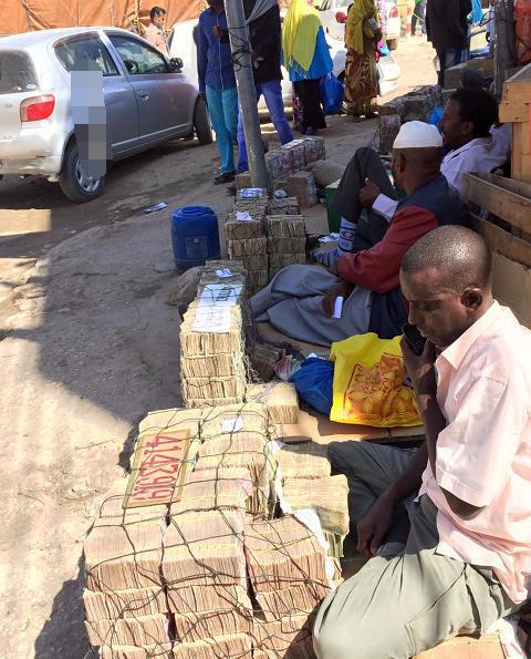 钱如同废纸的国家, 换钱的惊艳场景, "钱多得用麻袋装"