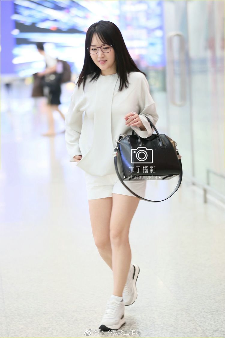 杨钰莹厉害,47岁仍能穿这么紧的超短裤秀腿,网友:最多27岁
