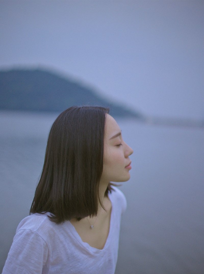 短发白t美女淡雅温柔侧颜无敌写真集 @微相册 @微博摄影