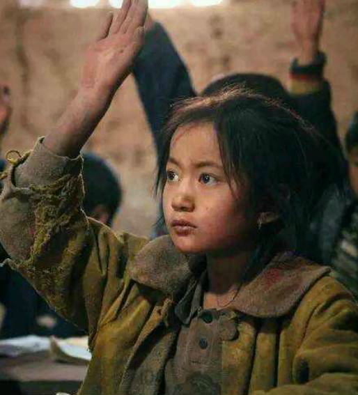 大雨中,一名女孩为乞讨者撑伞!