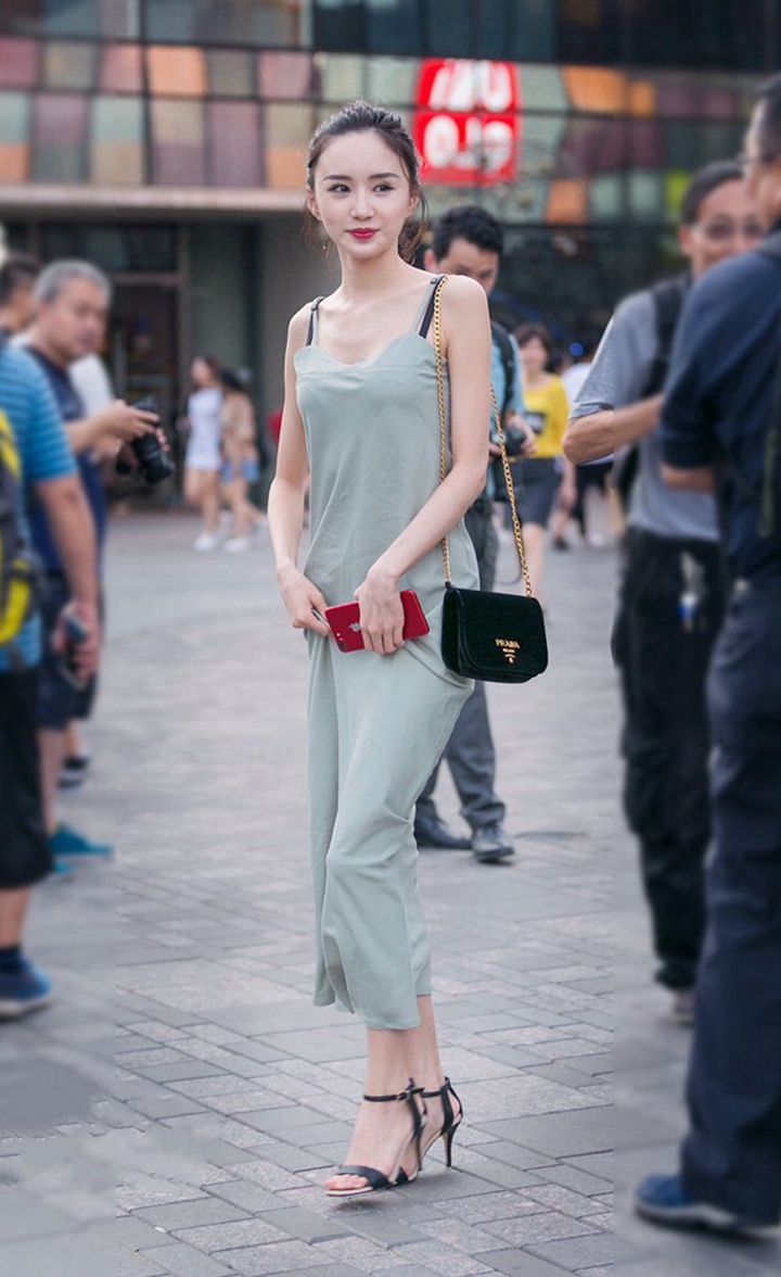 街拍身材高挑且比例恰当瘦却有型都是精致时尚的美女
